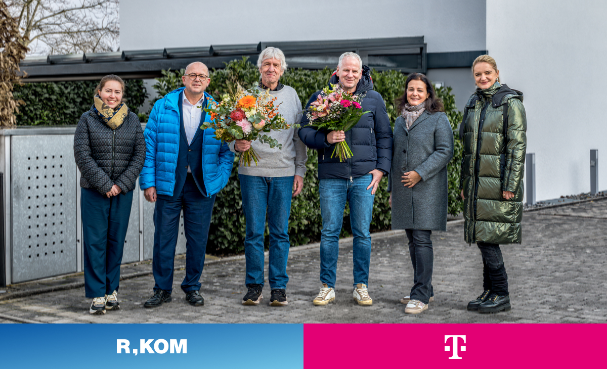 Vertreter von R-KOM und Telekom begrüßen die ersten Glasfaserhaushalte im Regensburger Stadtteil Steinweg.